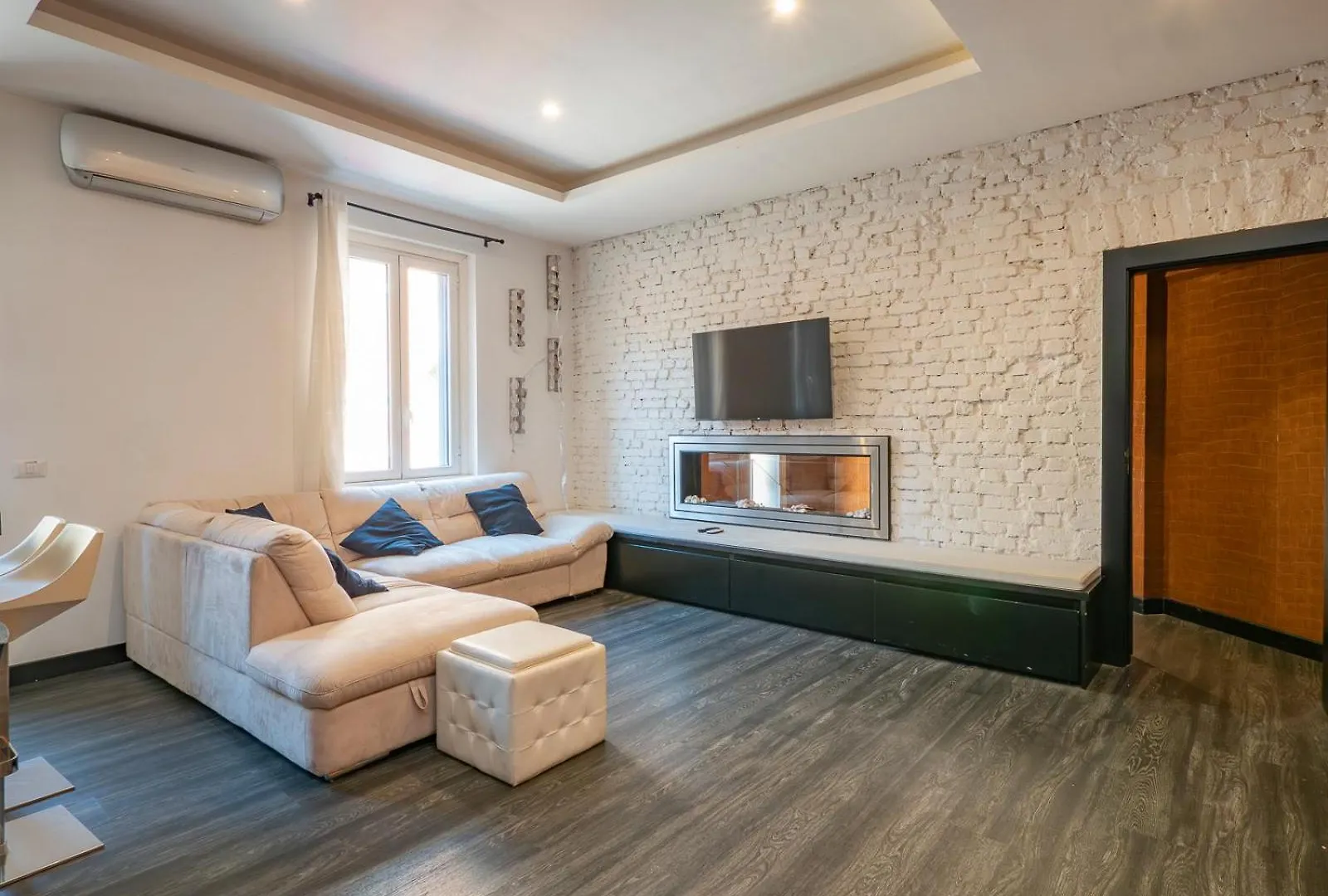 Xenia Apartments - Spacious Four-Room Apartment In Moscova Milan