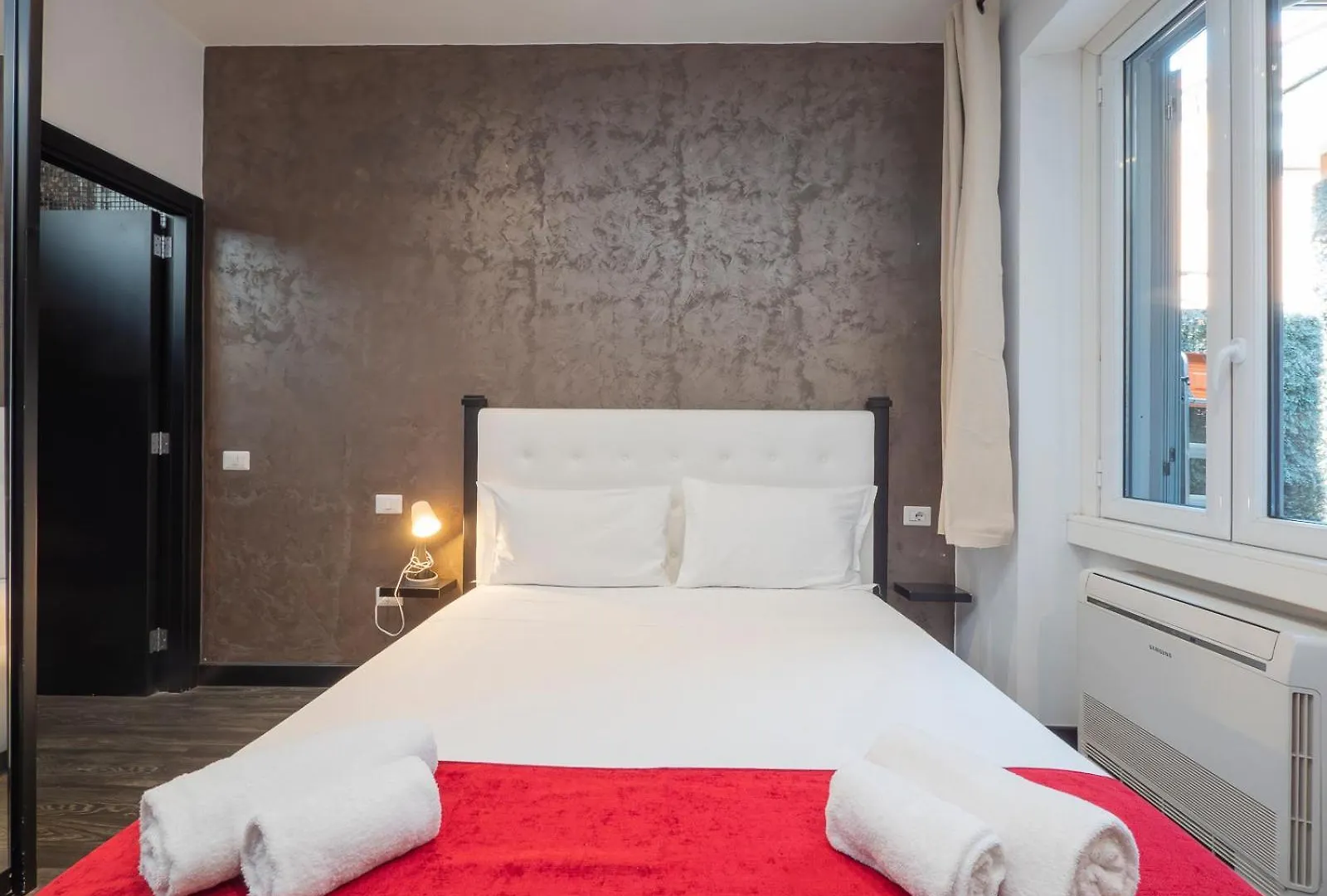 Xenia Apartments - Spacious Four-Room Apartment In Moscova Milán 0*,  Italia